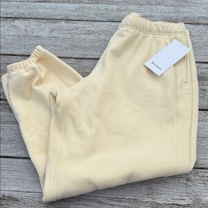Lululemon Scuba Mid-Rise Oversized Jogger Regular
Butter Cream xl nwt
